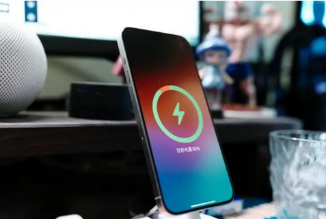 资阳苹果15换屏服务分享用什么充电器给iPhone15充电更好 